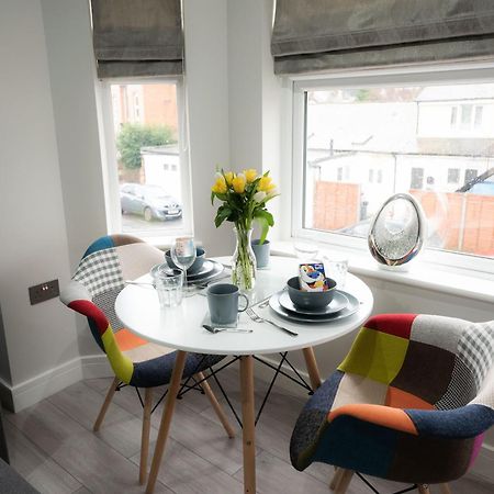 レディングLaurel Houseアパートメント 部屋 写真